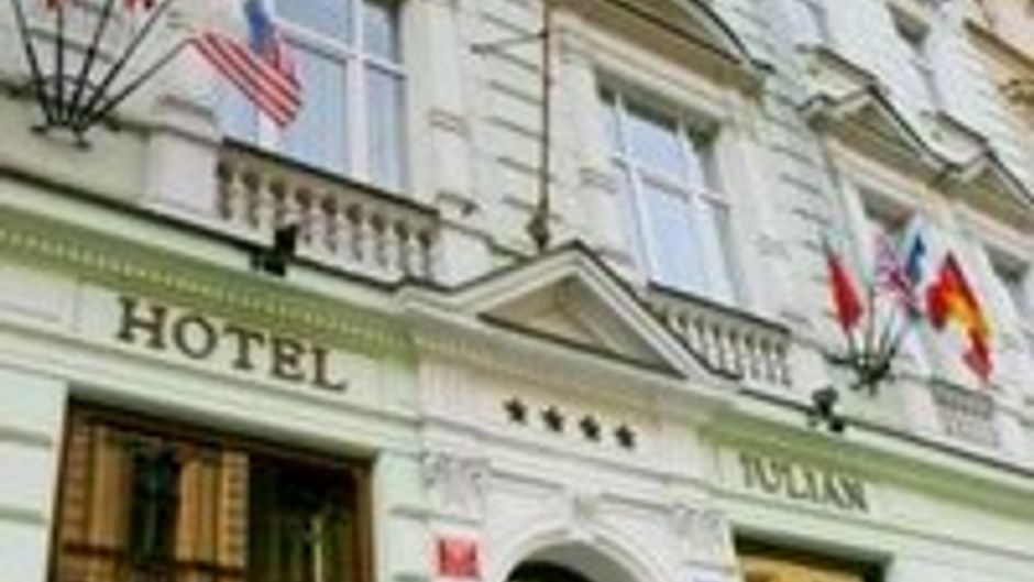 Hotel Julian Exterior