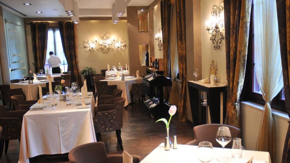 Monarc Hotel Restaurant