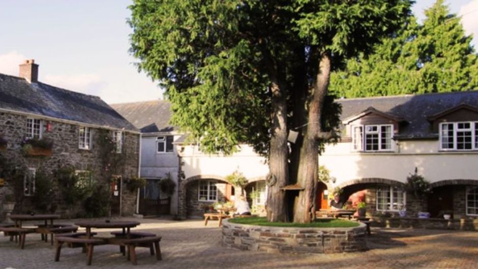 The Crooked Inn Exterior