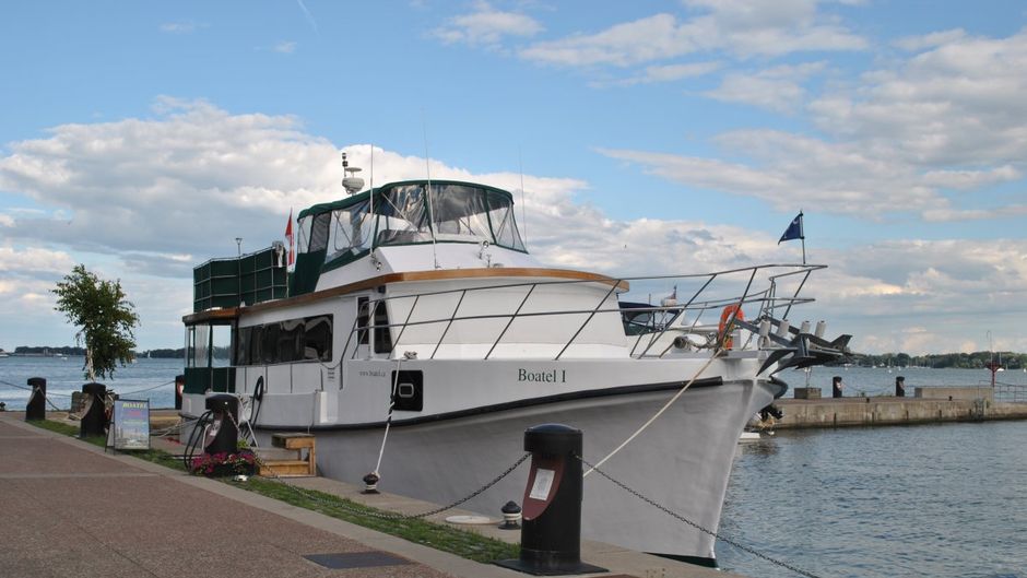 Making Waves Boatel Exterior