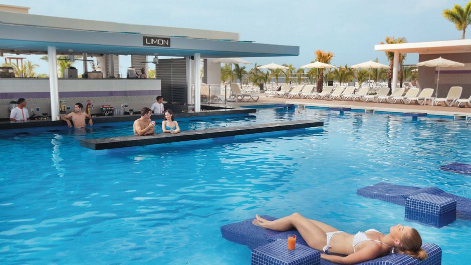 Hotel Riu Playa Blanca Pool