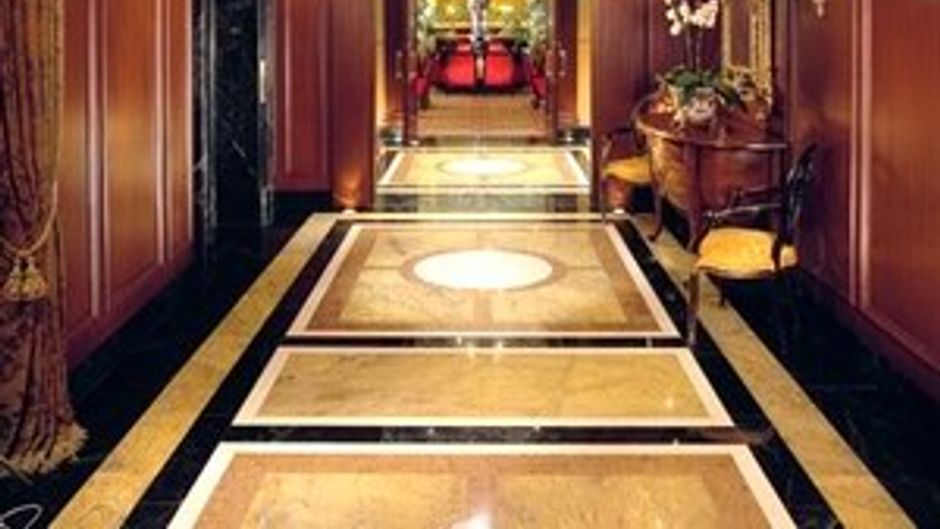 Hotel Le St James Lobby