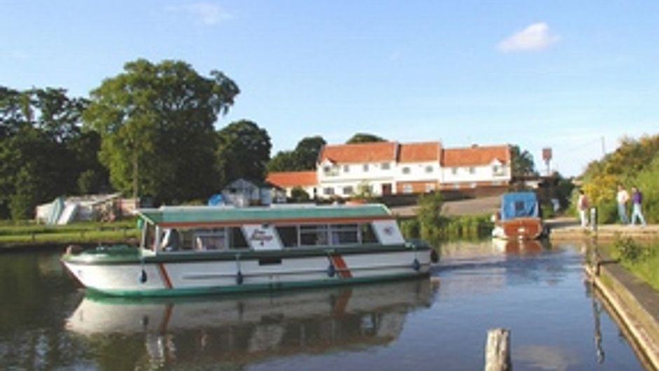 The Wayford Bridge Inn Hotel Exterior