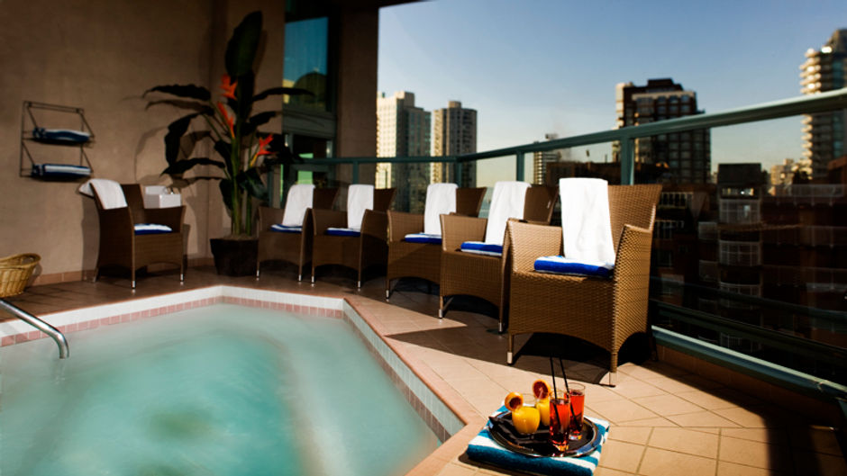 Executive Hotel Vintage Park Vancouver Pool