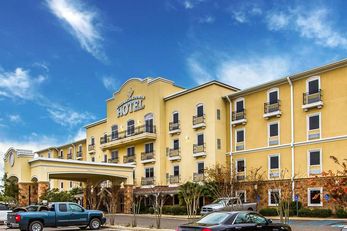Evangeline Downs Hotel