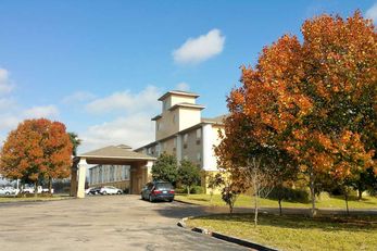 Super 8 by Wyndham Temple I35