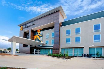 La Quinta Inn & Suites by Wyndham
