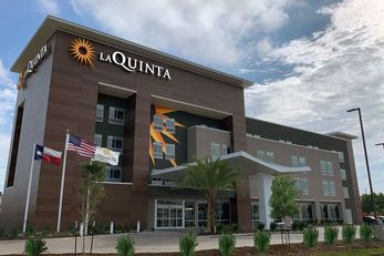 La Quinta Inn & Suites by Wyndham