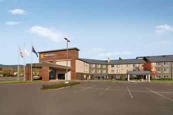 La Quinta Inn & Suites by Wyndham
