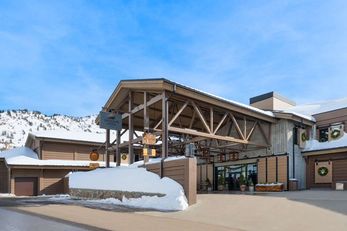 Snowpine Lodge