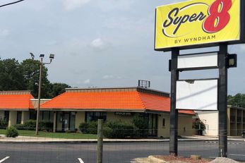 Super 8 by Wyndham Battleboro Rocky Moun