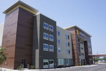 La Quinta Inn & Suites by Wyndham