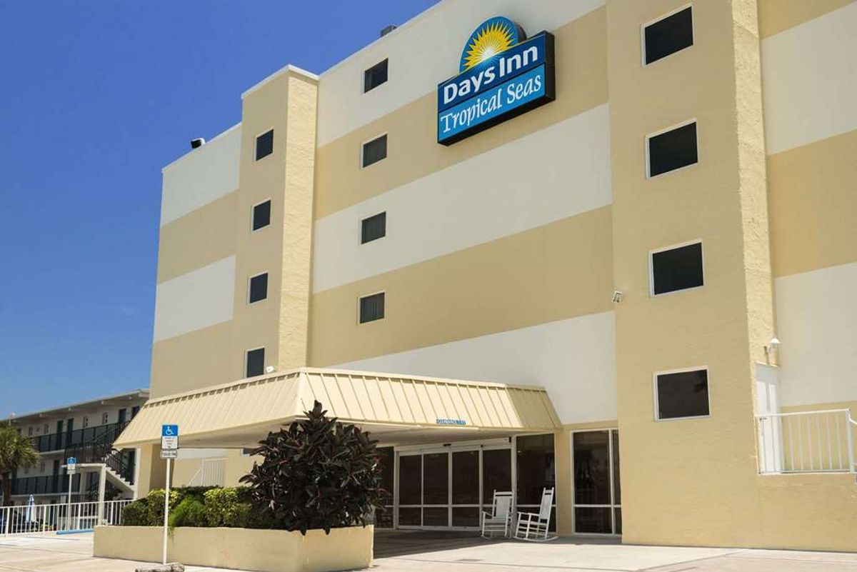 Days Inn Daytona Oceanfront- Tourist Class Daytona Beach Shores, FL Hotels-  GDS Reservation Codes: Travel Weekly