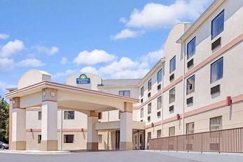 Days Inn & Suites Laurel Near Fort Meade