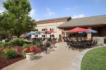 Ramada Saginaw Hotel & Suites