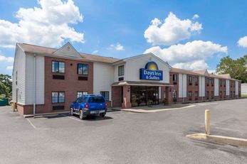 Days Inn & Suites Cambridge