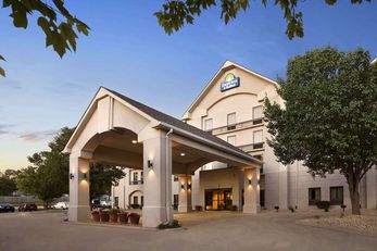 Days Inn & Suites Cedar Rapids