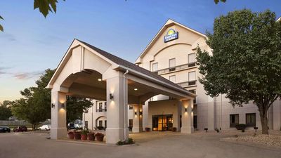 Days Inn & Suites Cedar Rapids