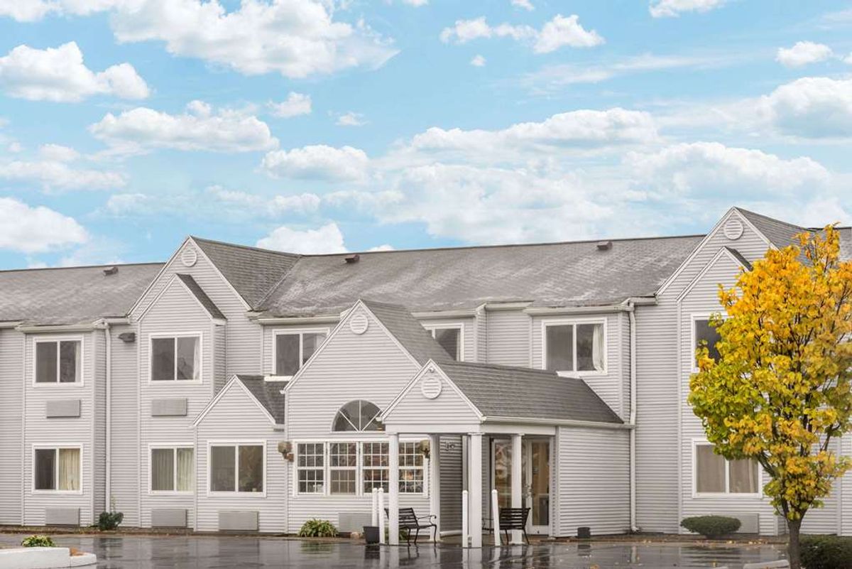 Microtel Inn/Suites Henrietta/Rochester Tourist Class Henrietta, NY