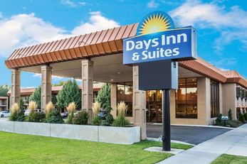 Days Inn & Suites Logan