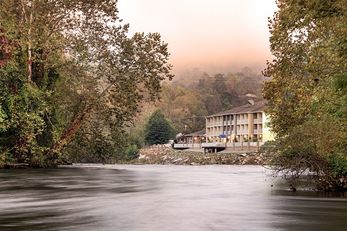 Best Western Plus River Escape Inn & Sts