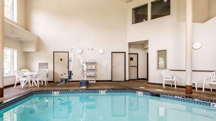 Comfort Inn& Suites Kansas City Downtown Pool