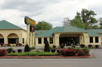 Golden Manor Inn & Suites