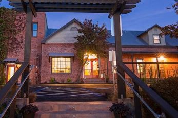 Hanford House B & B Inn