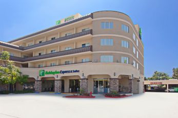 Holiday Inn Express Hotel & Suites