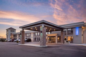 Holiday Inn Express Hotel & Suites