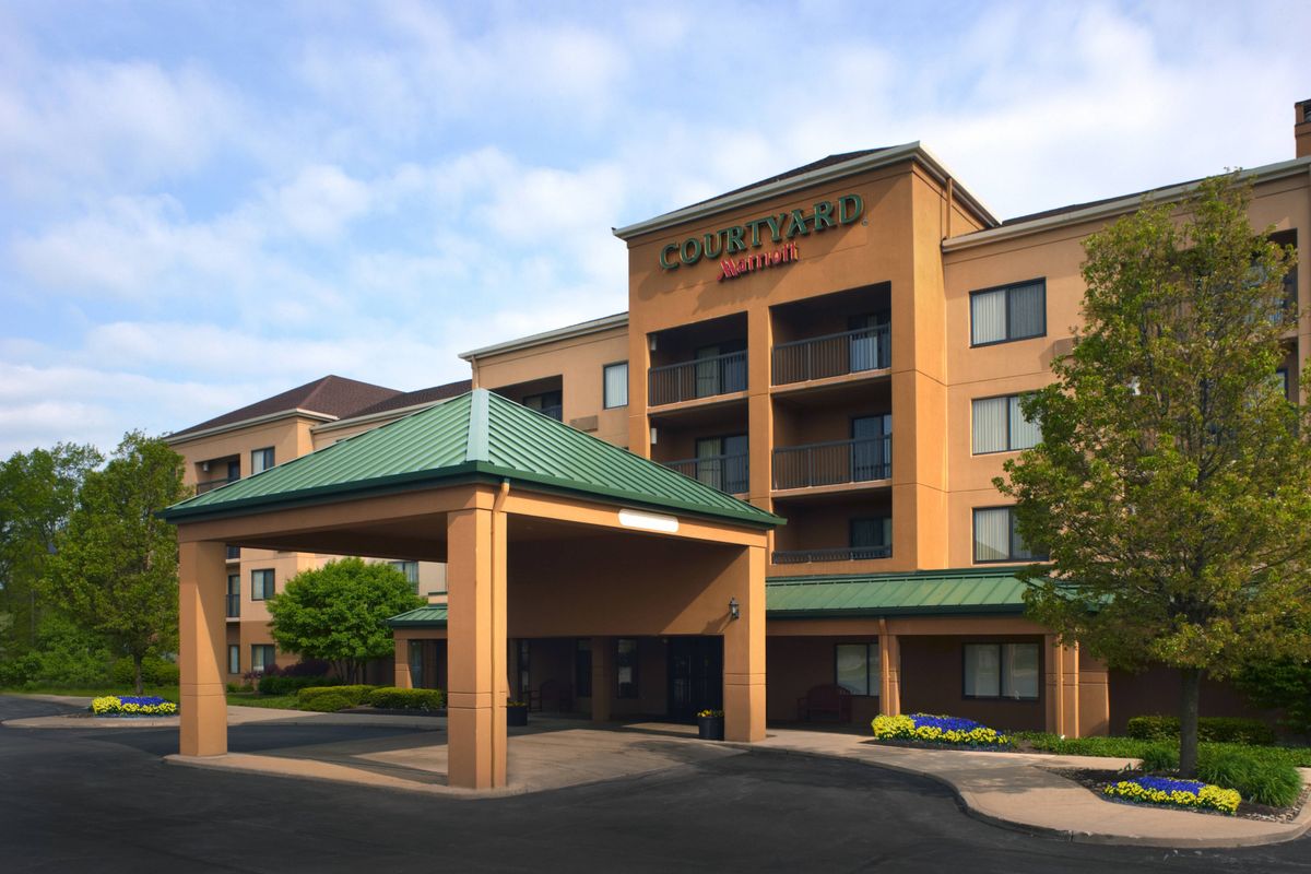 Courtyard Cleveland Airport South- First Class Middleburg ...