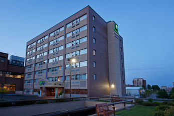 Holiday Inn Express Hotel & Suites