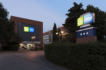 City Hotel & Suites
