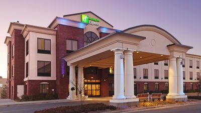 Holiday Inn Express & Suites Pine Bluff