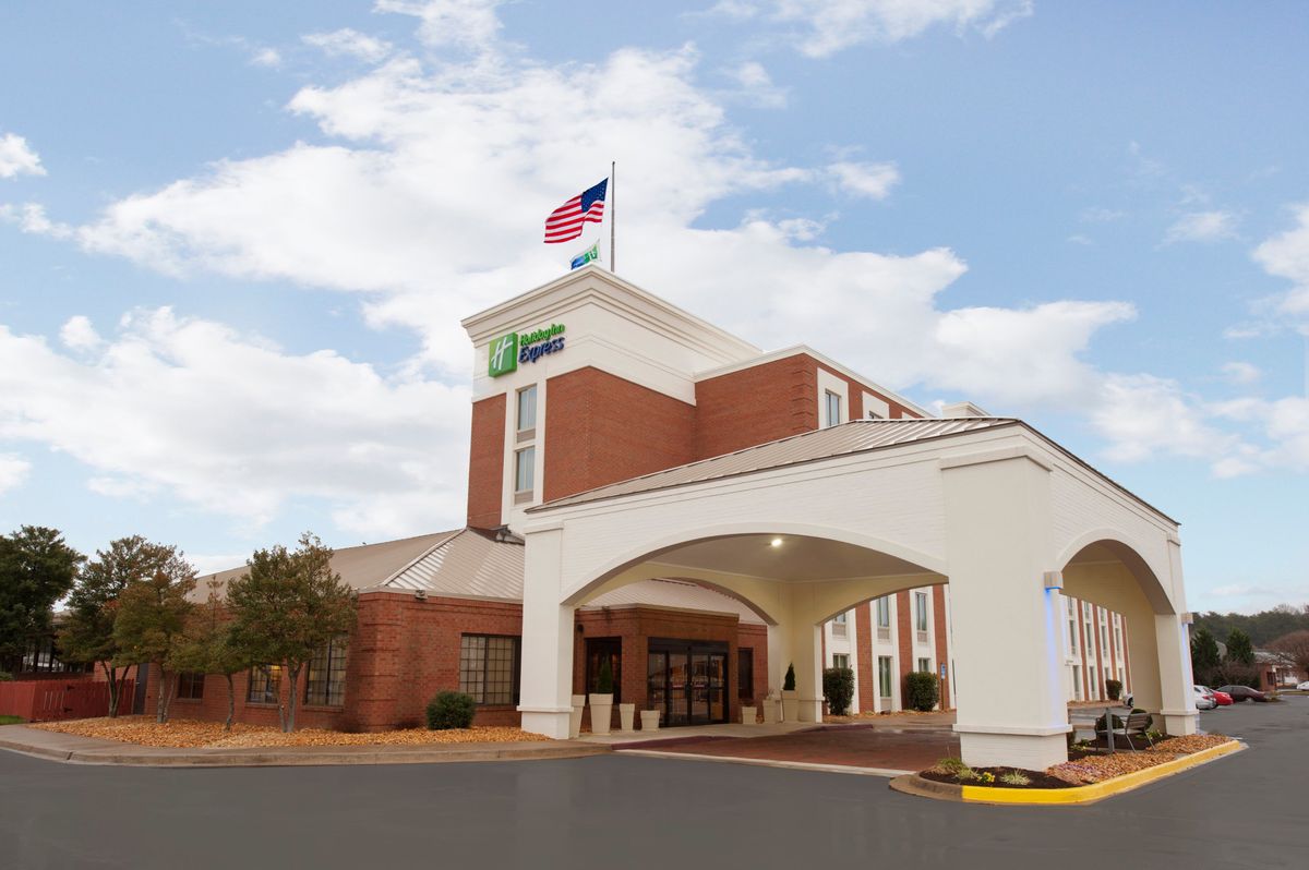 Holiday Inn Express Southpoint- Tourist Class Fredericksburg, VA Hotels-  GDS Reservation Codes: Travel Weekly