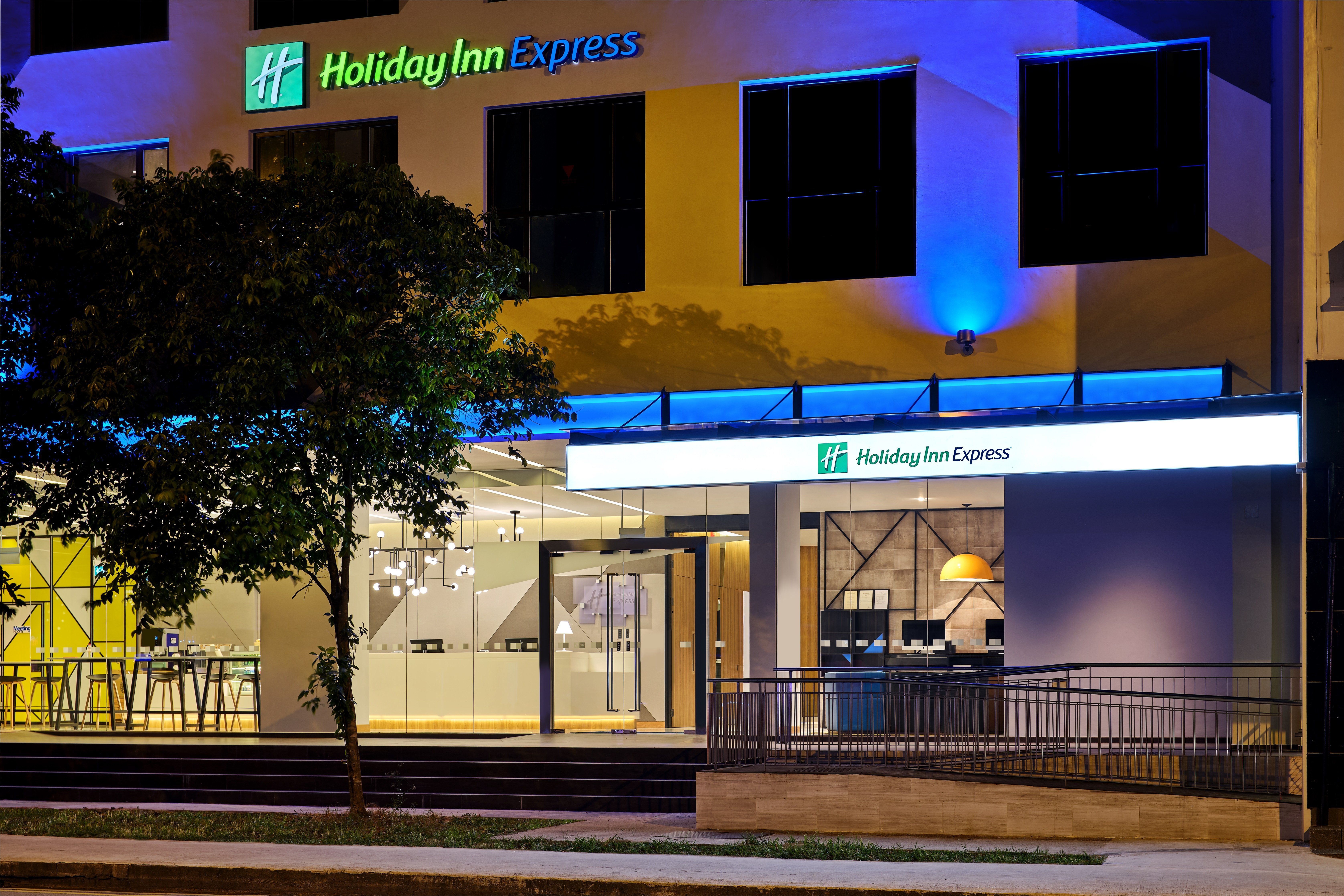 Holiday Inn Express Singapore Serangoon Tourist Class Singapore Singapore Hotels Gds Reservation Codes Travel Weekly