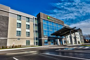 Holiday Inn Express & Suites Vaudreuil