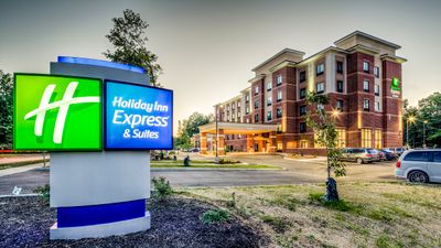 Holiday Inn Express & Suites Cleveland W