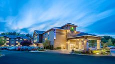 Holiday Inn Express Hotel & Suites