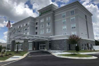 Holiday Inn & Suites Fayetteville