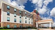 Holiday Inn Express Hotel & Suites