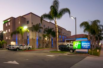 Holiday Inn Express Suites Bakersfield