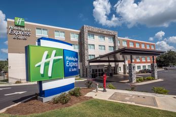 Holiday Inn Express & Suites Commerce
