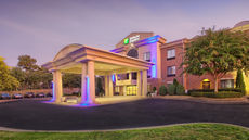 Holiday Inn Express Suites Wakefield