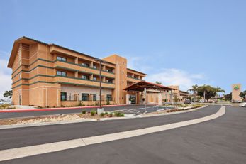 Holiday Inn Express Hotel & Suites