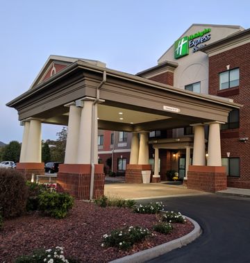 Holiday Inn Express Hotel & Suites