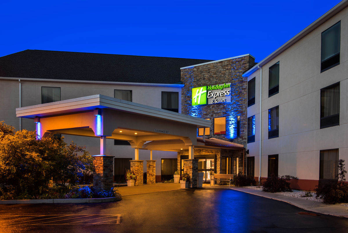 Holiday Inn Express Great Barring- Tourist Class Great Barrington, MA  Hotels- GDS Reservation Codes: Travel Weekly