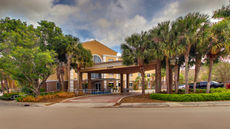 Holiday Inn Express Hotel & Suites