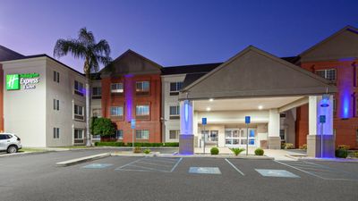 Holiday Inn Express & Suites Tulare