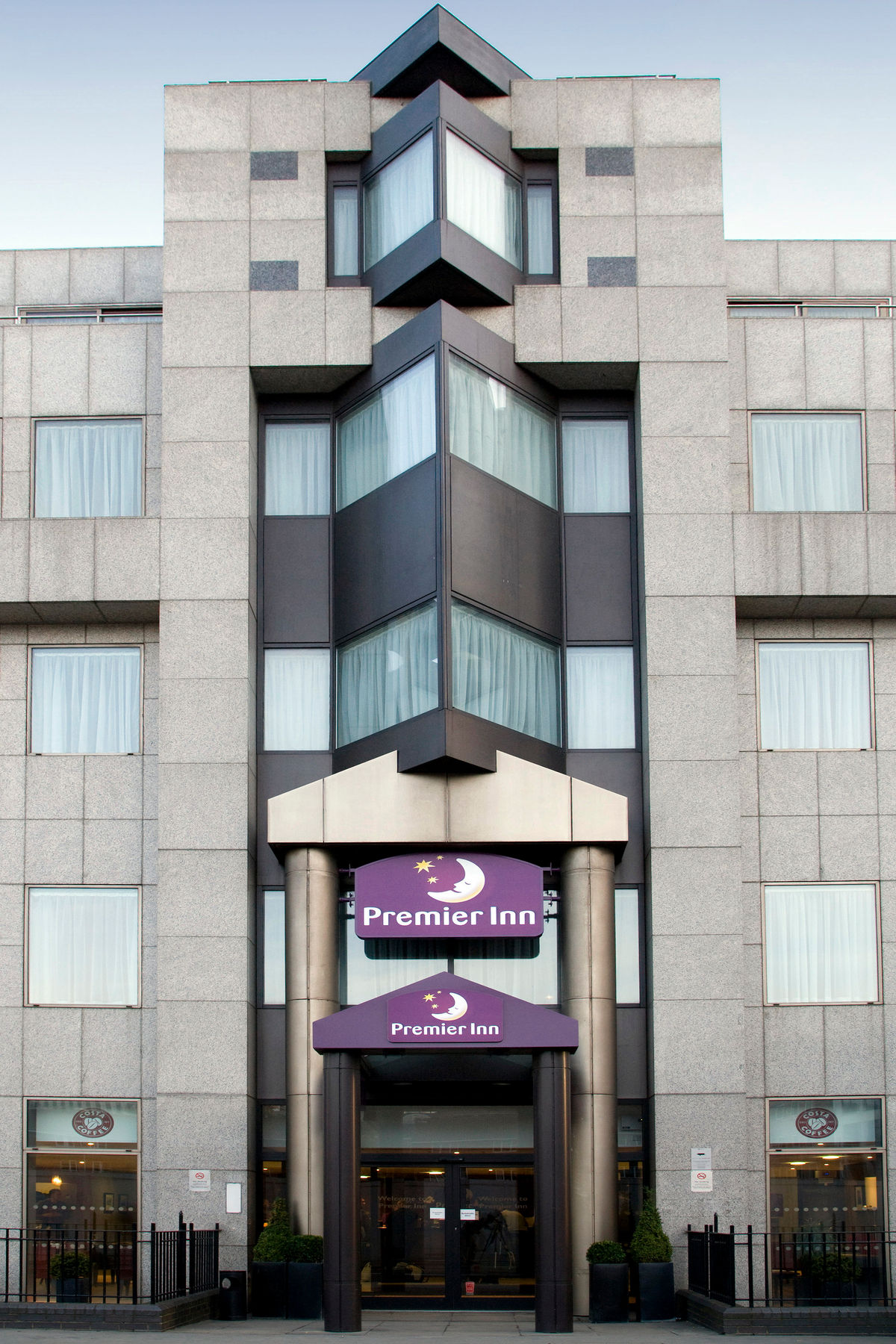 Premier Inn London City (Tower Hill) Images & Videos First Class